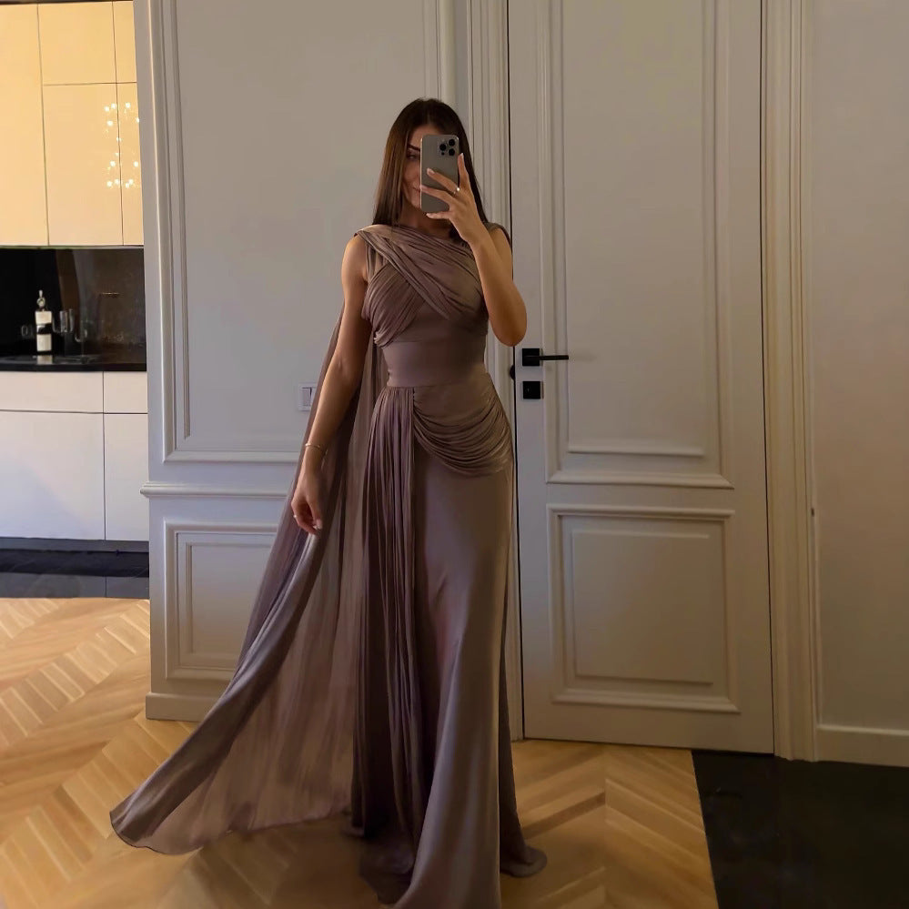 Vestido de noche de satén con cinta plisada
