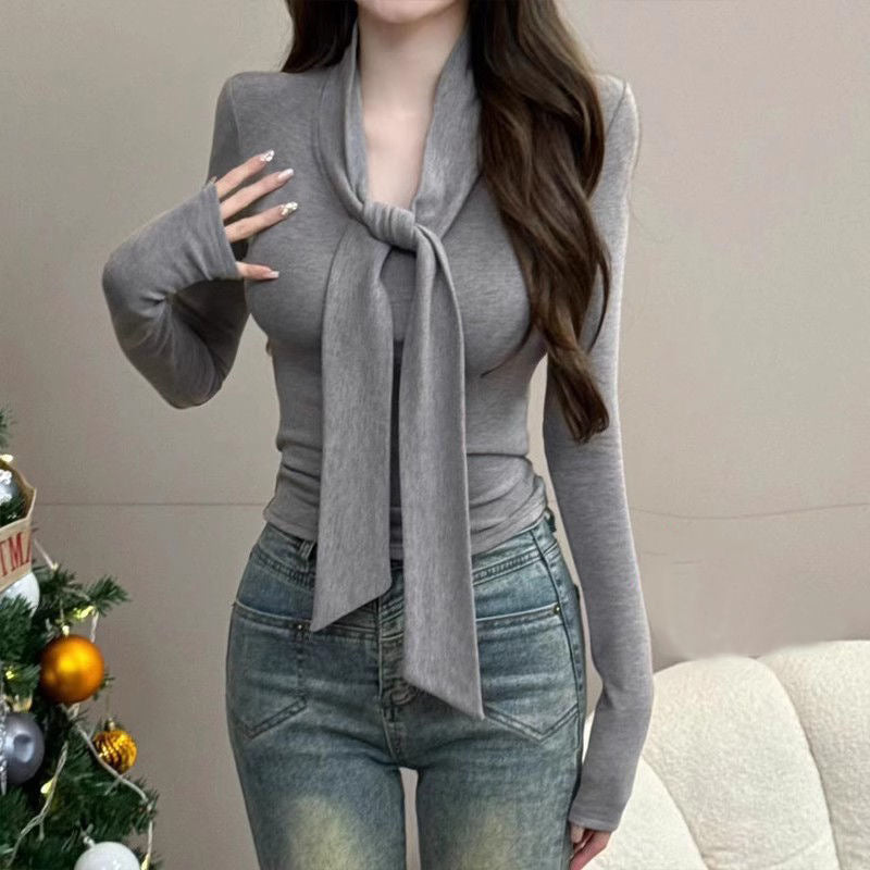 Camisa con cuello en V y cordones en color rojo puro
