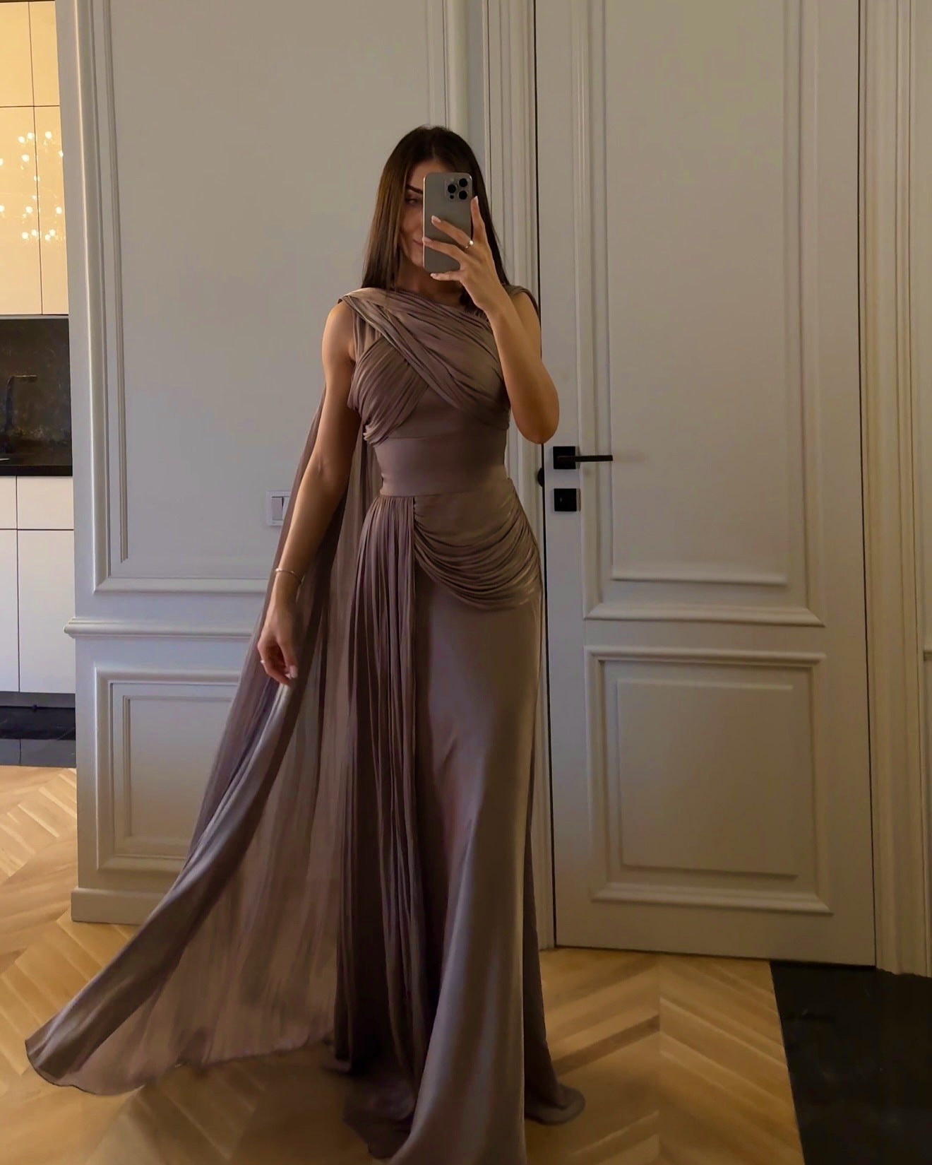 Vestido de noche de satén con cinta plisada