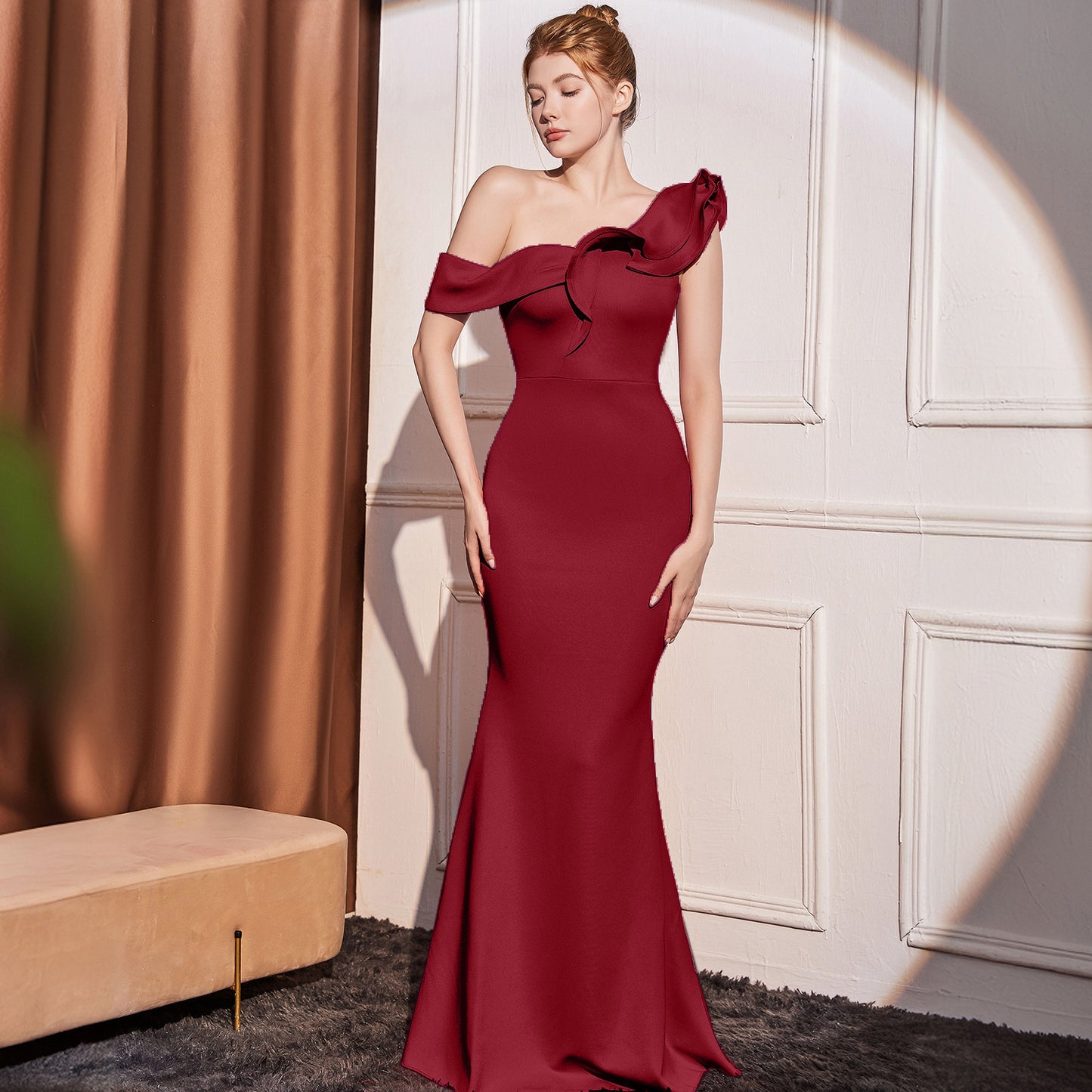 Vestido largo adelgazante de alta gama con hombros inclinados