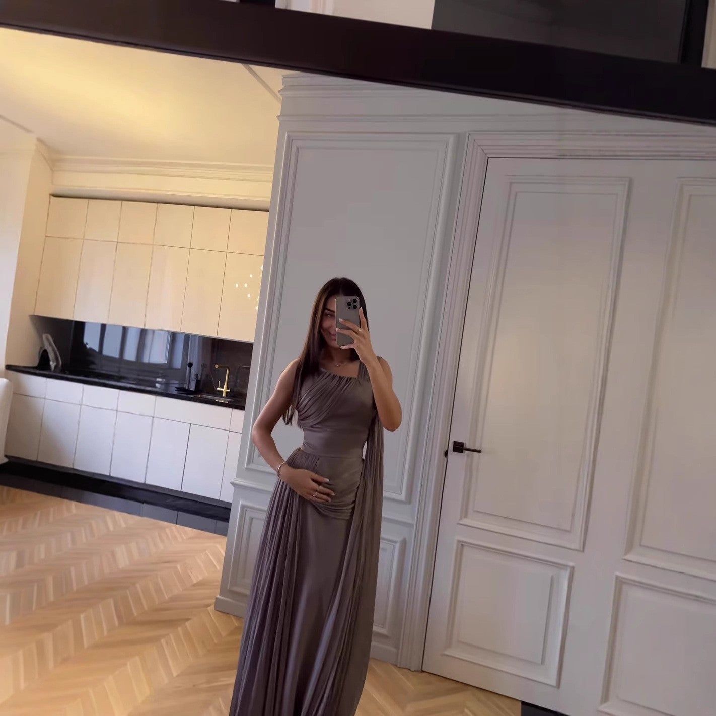 Vestido de noche de satén con cinta plisada