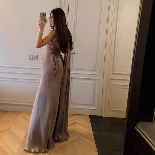 Vestido de noche de satén con cinta plisada