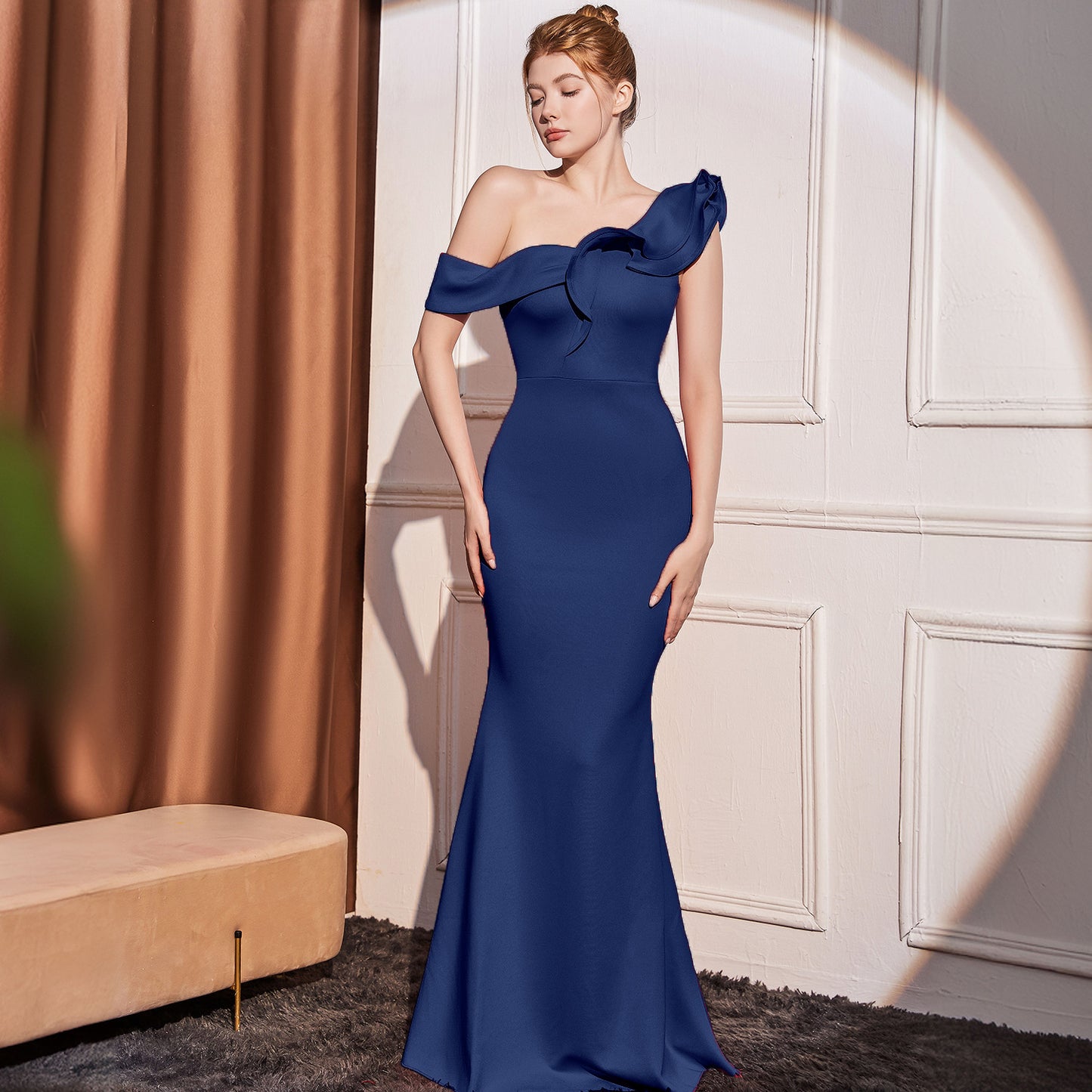 Vestido largo adelgazante de alta gama con hombros inclinados