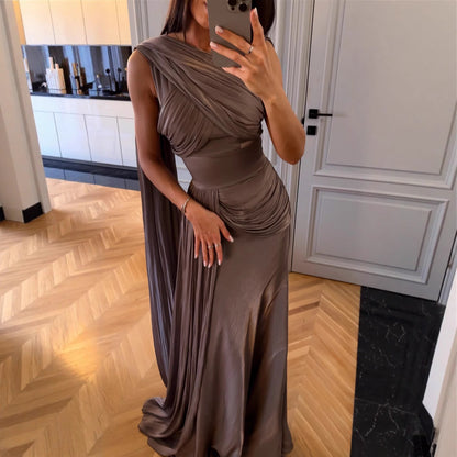 Vestido de noche de satén con cinta plisada