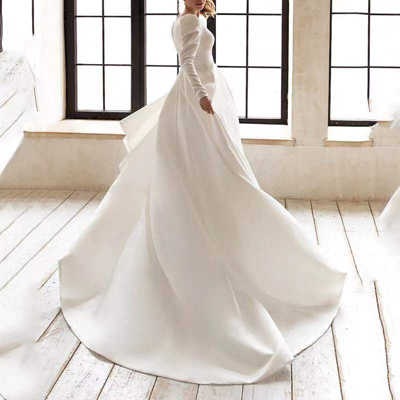 Vestido blanco estilo dama, de satén fino y de temperamento francés alto, con falda larga.