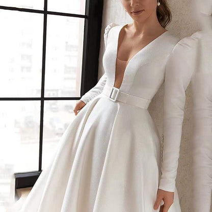 Vestido blanco estilo dama, de satén fino y de temperamento francés alto, con falda larga.