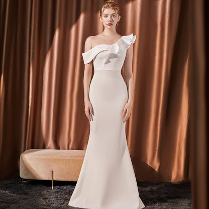 Vestido largo adelgazante de alta gama con hombros inclinados