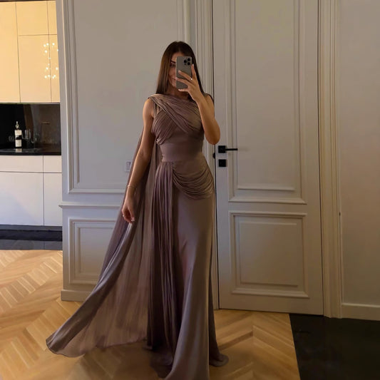 Vestido de noche de satén con cinta plisada