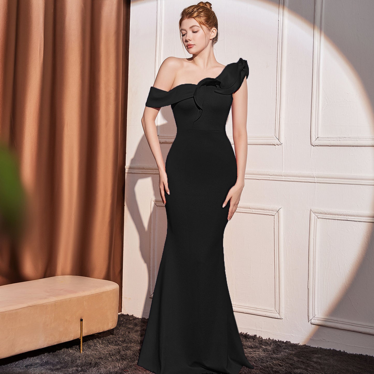 Vestido largo adelgazante de alta gama con hombros inclinados