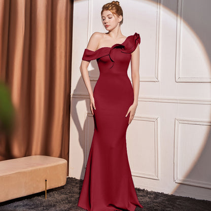 Vestido largo adelgazante de alta gama con hombros inclinados