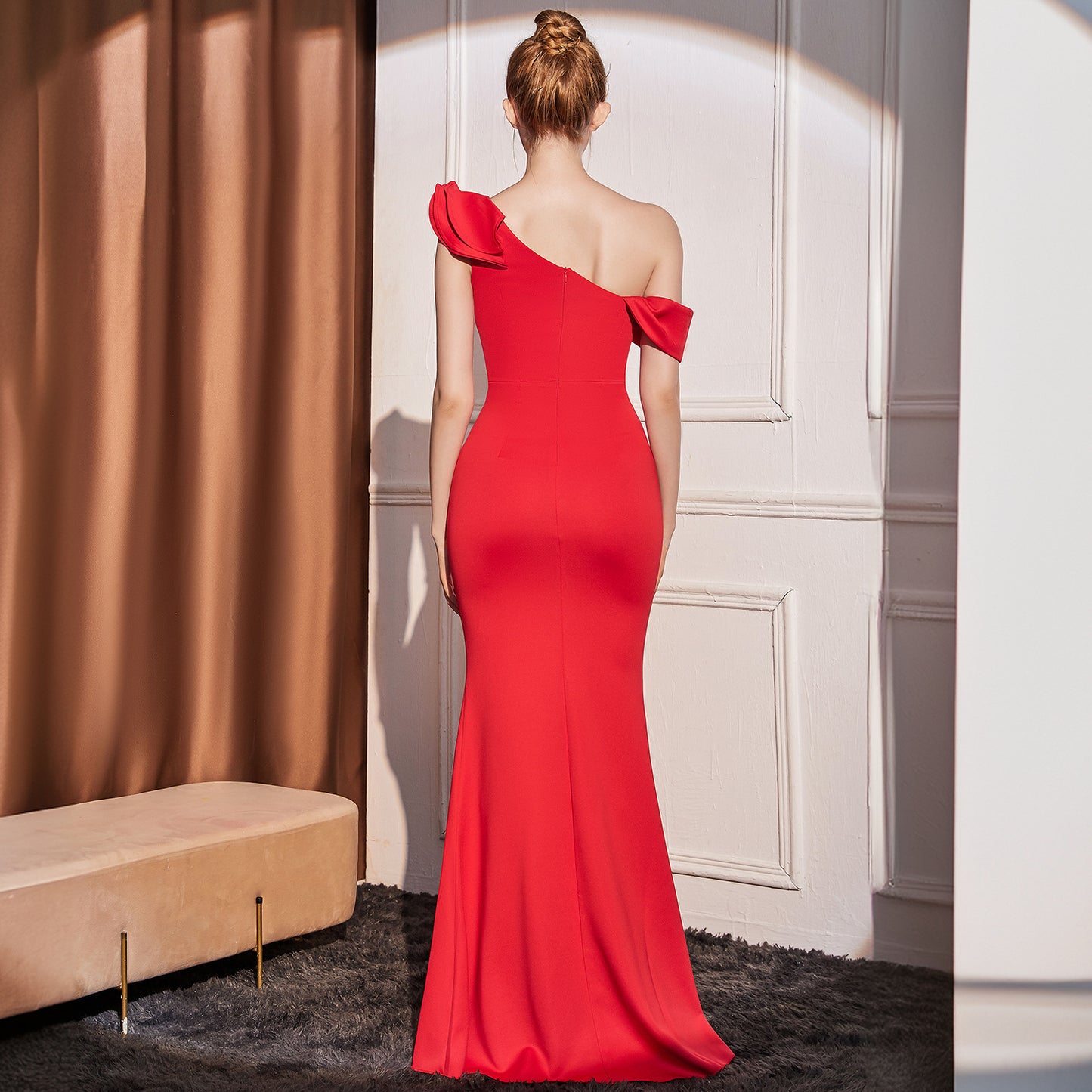 Vestido largo adelgazante de alta gama con hombros inclinados