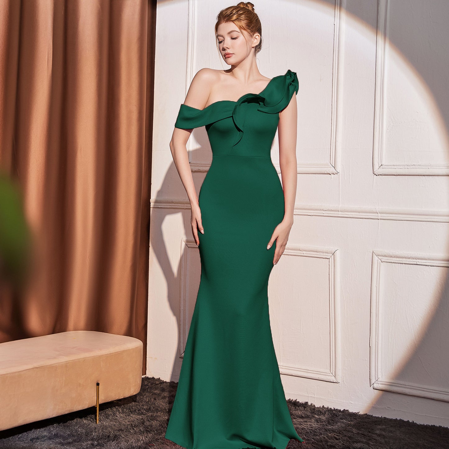 Vestido largo adelgazante de alta gama con hombros inclinados