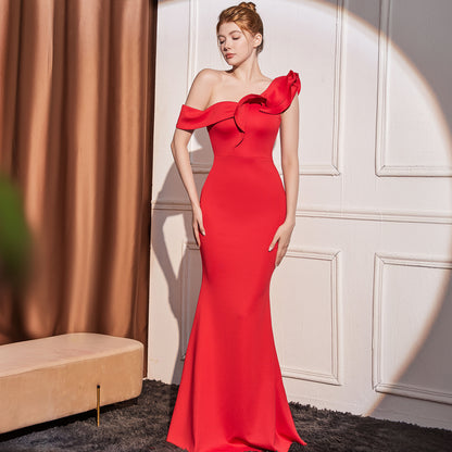 Vestido largo adelgazante de alta gama con hombros inclinados