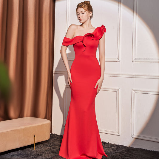 Vestido largo adelgazante de alta gama con hombros inclinados